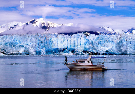 Kleine Tourenboot ist ideal für Close up Ansichten des Hubbard Tidewater Gletscher Tongass National Forest in der Nähe von Alaska Yakutat Stockfoto
