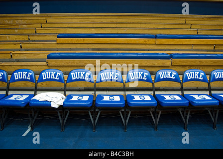 Klappstühle im Cameron Indoor Stadium, Duke University in Durham NC Stockfoto