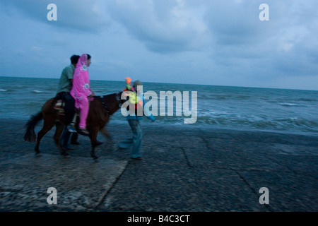 Ein paar genießt eine Fahrt am Digha Strand, Westbengalen, Indien Stockfoto