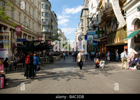 Eines der wichtigsten Einkaufsstraßen in der Innenstadt von Wien mit vielen Designer-Boutiquen und exklusiven Geschäften Österreich Stockfoto