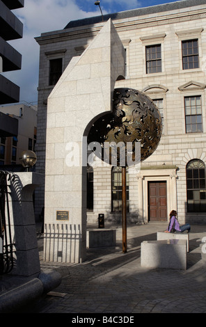 Den Baum von Gold bei der Zentralbank Dublin Irland Künstler Eamonn O'Doherty Stockfoto