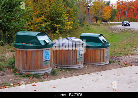 Molok-Behälter für moderne Abfallwirtschaft und recycling in Algonquin Provincial Park in Ontario Kanada Stockfoto