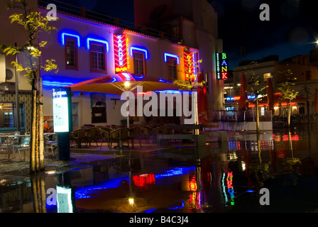 Albufeira-Stadt in der Nacht nach dem Regen Stockfoto