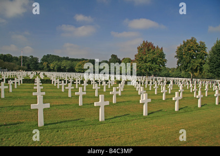 Blick über einige der 3.800 Kreuz Grabsteine in Richtung der Fahnenstange auf dem Cambridge American Cemetery in Cambridge, England Stockfoto