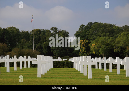 Blick über einige der 3.800 Kreuz Grabsteine in Richtung der Fahnenstange auf dem Cambridge American Cemetery in Cambridge, England Stockfoto