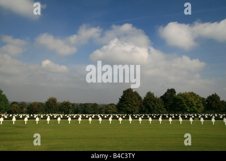 Blick Richtung Norden über einige der 3.800 cross Grabsteine auf dem Cambridge American Cemetery in Cambridge, England. Stockfoto