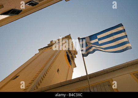 Griechische Flagge unter Heiligen Spiridon Kirche Turm in Corfu Town, Korfu, Griechenland, Europa Stockfoto