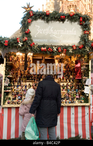 EU DE Deutschland Bayern Middle Franconia Nürnberg der Welt berühmten Nürnberger Christkindlesmarkt Zwetschgermaennla zum Verkauf Stockfoto