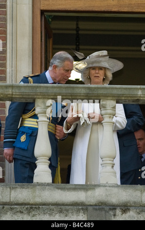 TRH der Prince Of Wales und der Herzogin von Cornwall während der Luftschlacht um England feiern, London, 21.09.2008 Stockfoto