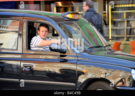 Nahaufnahme der Straßenszene schwarzer Taxifahrer bei der Arbeit City of London England UK Stockfoto