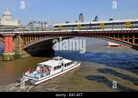 Personenzug auf Blackfriars Brücke über Londoner Themse über "Sky Clipper" Passagier riverboat Stockfoto