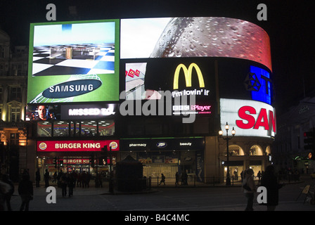 Plakatwand am Piccadilly Circus, London, England, UK Stockfoto