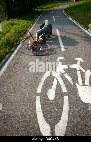 Ohnmächtig junge auf einem Radweg Stockfoto