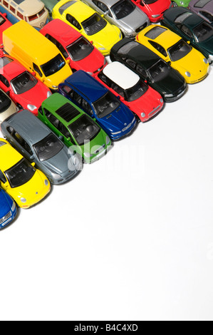 buntes Spielzeugautos auf weißem Hintergrund Stockfoto