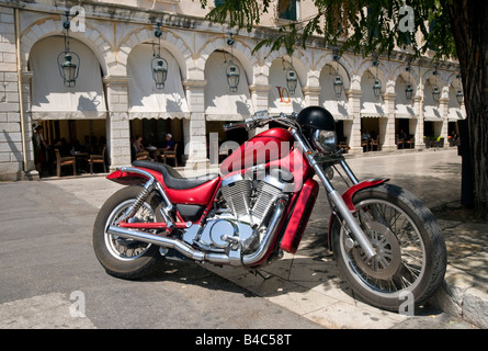 Harley Davidson Motorrad vor der Liston, Corfu Town, Korfu, griechische Inseln, Griechenland, Europa Stockfoto
