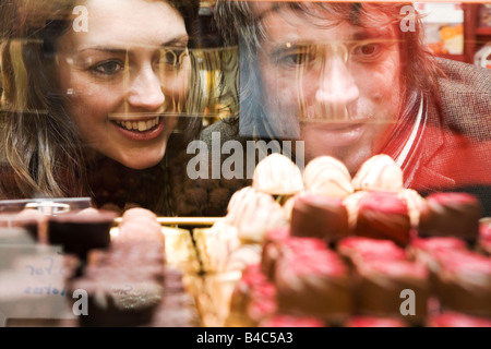 Weihnachten schießen Dezember 2007 paar Weihnachten Einkaufen in Chocolat Kirkby Lonsdale Stockfoto