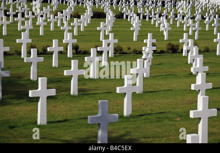 Komprimierte Sicht auf einige der 3.800 Kreuz Grabsteine auf dem Cambridge American Cemetery in Cambridge, England. Stockfoto