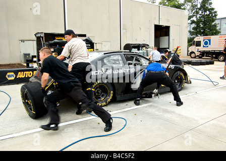 Reifen-Wechsler sind in Bewegung verwischen, als Übung für Michael Waltrip Racing Car Race Team die perfekte 13 zweiten Boxenstopp macht Stockfoto