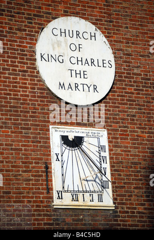 Antike Sonnenuhr auf Seite der Kirche von König Charles der Märtyrer, Royal Tunbridge Wells, Kent, England, Vereinigtes Königreich Stockfoto