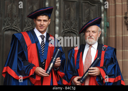 Steven Gerrard mit Richard Stilgoe, erhalten Honorary Fellow von Liverpool John Moores University. Stockfoto