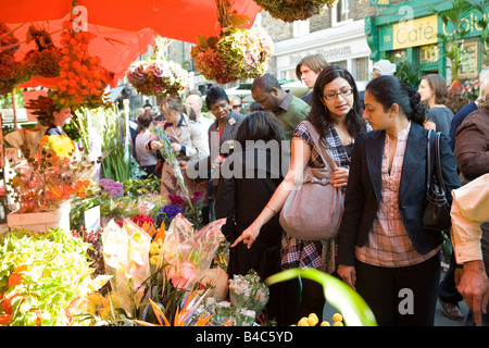 Kolumbien Straße Blumenmarkt an einem Sonntagmorgen, Bethnal Green, East London Stockfoto