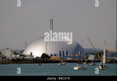 Southampton Water Segeln und Industrie England UK die silbernen Kuppel bei Marchwood von Veolia Environmental Services ERF Stockfoto