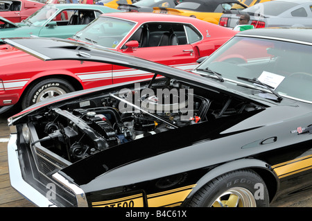 Ford Mustangs verschiedener Alter und Zustand Stockfoto