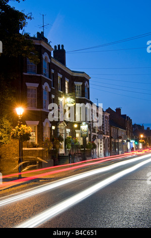 Das Swan Inn and Tarporley High Street bei Nacht, Tarporley, Cheshire, England, UK Stockfoto