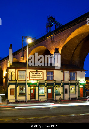 Das Crown Inn Gasthaus & Stockport Viadukt bei Nacht, Stockport, größere Manchester, England, UK Stockfoto