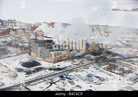 Kohle angetrieben umweltschädliche Kraftwerk in der Nähe von Mehrfamilienhäusern, Anadyr, Tschukotka Sibirien, Russland Stockfoto