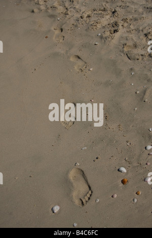 Fußspuren im Sand am Strand in Dubai Stockfoto