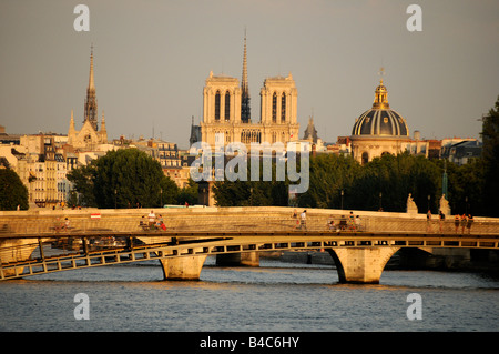 Seine-Brücke und die Kirche Notre Dame de Paris in Paris Frankreich Stockfoto