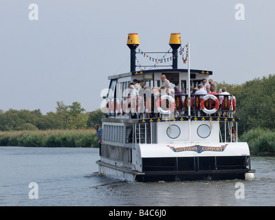 SOUTHERN COMFORT SPORTBOOTE, die Touristen auf einem SEGELTÖRN auf Norfolk Broads East Anglia ENGLAND GROSSBRITANNIEN Stockfoto
