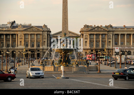 Verkehr auf der Place De La Concorde in Paris Frankreich Stockfoto