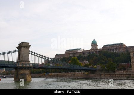 Royal Palace Szenchenyi Kettenbrücke über die Donau, Budapest, Ungarn Stockfoto