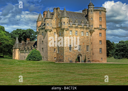 Castle Fraser. Ein Blick auf Castle Fraser und Begründung von vorne (Haupteingang) Stockfoto