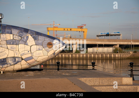 Der große Fisch-Lachs-Skulptur von John Freundlichkeit neben dem Fluss Lagan in Belfast City Centre Nordirland UK Stockfoto