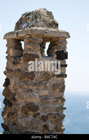 Traditionelle italienische quadratischen Stein Schornstein und vent Stockfoto