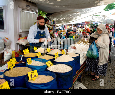 Gemüsehändler direkter Nachbarschaft des ägyptischen Gewürzbasar Stockfoto