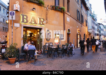 Gäste sitzen vor einer Bar am Abend Abend Trastevere Rom Italien Stockfoto