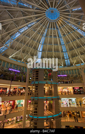 Asien, Malaysia, Selangor State, Kuala Lumpur, innen eine moderne Shopping Komplex am Fuße der Petronas Towers Stockfoto