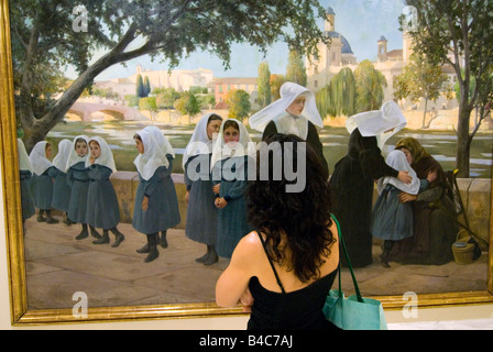 Frau betrachten religiöse Öl Gemälde Nonnen neben dem alten Fluss Turia im Museum of Fine Arts in Valencia, Spanien Stockfoto