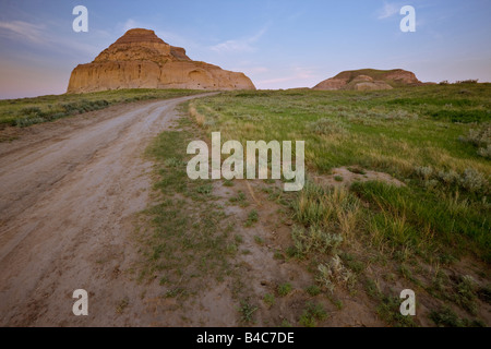 Weg zum Schloss Butte während des Sonnenuntergangs in der Big Muddy Badlands, südlichen Saskatchewan, Kanada. Stockfoto