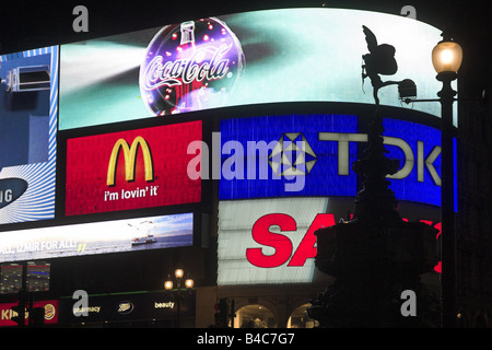 Silhouette der Eros-Statue vor der Plakatwand, Piccadilly Circus, London, England, UK Stockfoto