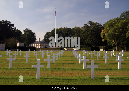 Blick über einige der 3.800 Kreuz Grabsteine in Richtung Star Spangled Banner auf dem Cambridge American Cemetery, England. Stockfoto