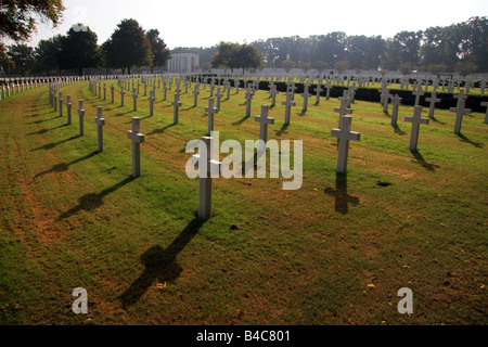 Blick auf den Sonnenuntergang über einige der 3.800 Kreuz Grabsteine in Richtung TheMemorial Kapelle auf dem Cambridge American Cemetery, England Stockfoto