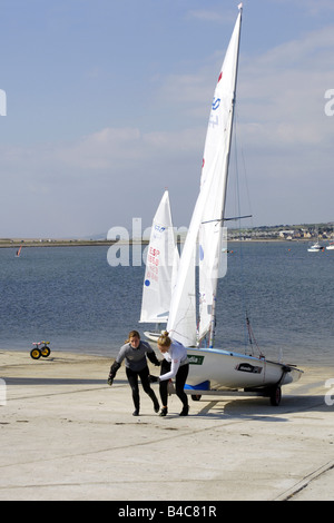 Jugendlichen Studenten an der 2012 Olympic Sailing Academy in Portland Dorset Stockfoto