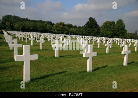 Klassische Ansicht über einige der 3.800 Kreuz Grabsteine auf dem Cambridge American Cemetery in Cambridge, England. Stockfoto