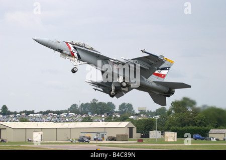 US Navy F 18 Hornet immer Airbourne aus RAF Fairford Gloucestershire England von USS Abraham Lincoln Stockfoto