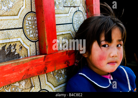 Ein nettes mongolische Mädchen steht neben ihrer Familie Ger (traditionelle mongolische Heimat) Stockfoto